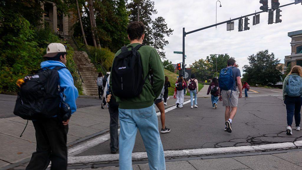 Estudiantes caminan por el campus de la Universidad de Cornell, un día después, el 30 de septiembre de 2026, en Ithaca, Nueva York. 