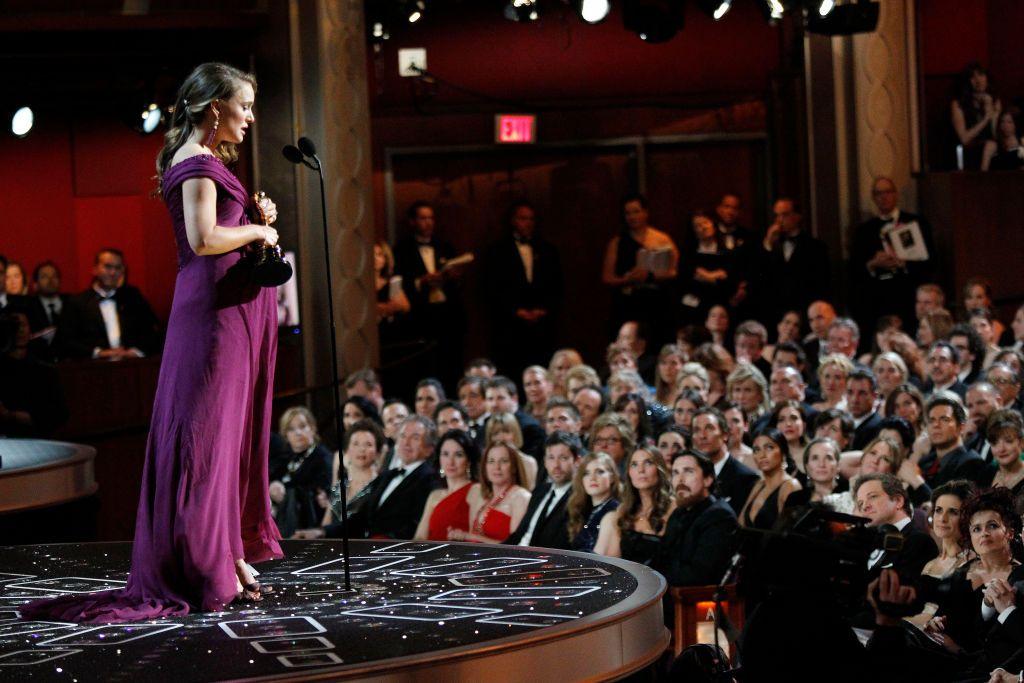 Natalie Portman en el escenario recibiendo el premio Oscar.