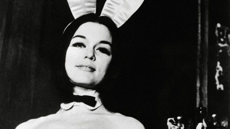 Gloria Steinem como una conejita de Playboy sosteniendo una bandeja