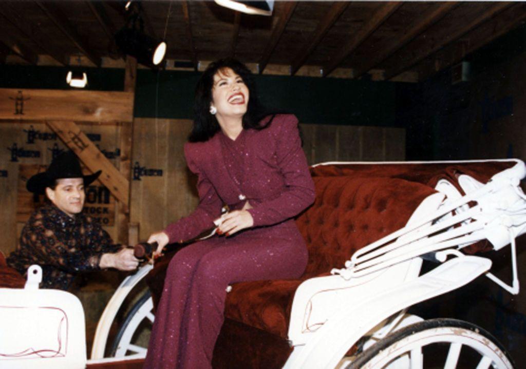 Selena Quintanilla en una carroza.