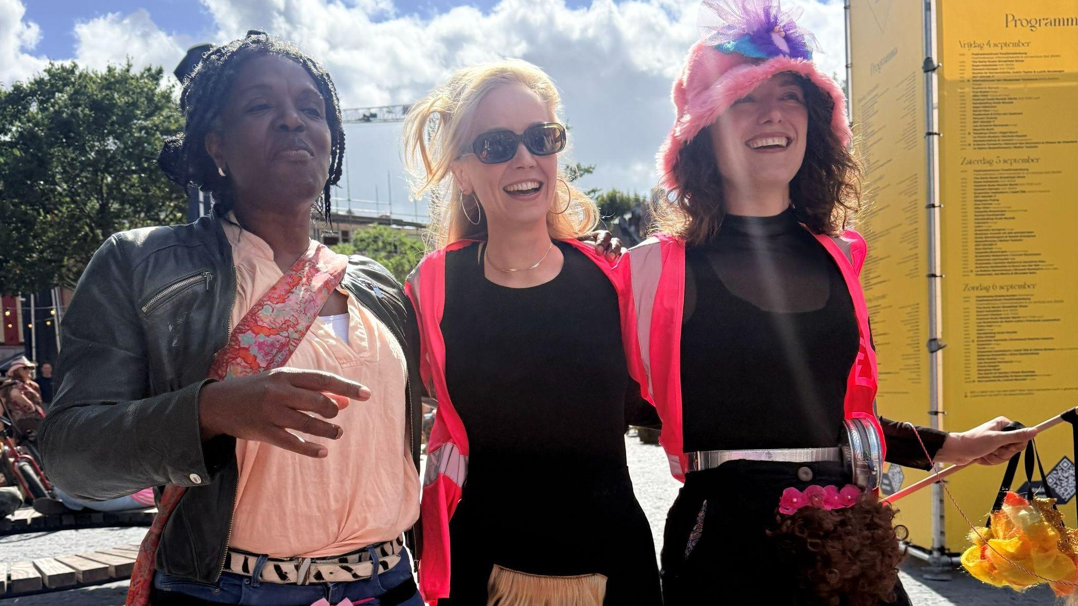 Tres mujeres participaron en la marcha. Dos llevaban chaquetas de color rosa brillante, la otra una camisa rosa pálido. Sonreían y llevaban postizos de vello púbico artificial sobre la ropa.