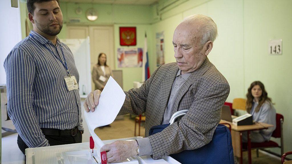 Un anciano vota en las elecciones parlamentarias.