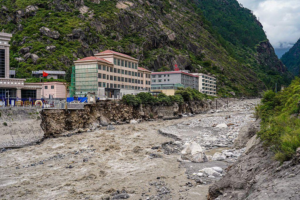 La inundación de Rasuwagadhi destruyó un puente de la amistad, una carretera, una subestación hidroeléctrica y arrastró vehículos en Rasuwa, Nepal, el 11 de julio de 2025. 