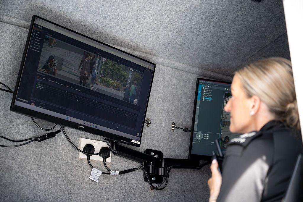 Una agente de policía supervisa las pantallas de reconocimiento facial en tiempo real dentro de una furgoneta durante el primer despliegue de cámaras de circuito cerrado de televisión (CCTV) con esta tecnología en el paseo marítimo de Bournemouth, el 26 de agosto de 2026, en Bournemouth (Reino Unido).