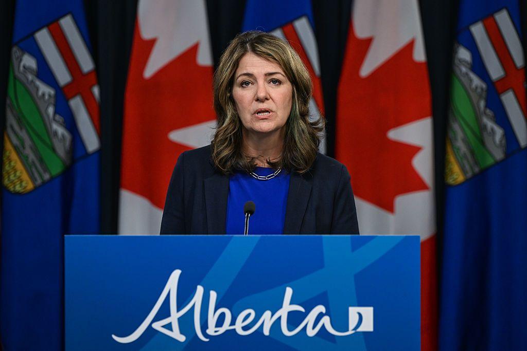 Danielle Smith, primera ministra de Alberta y líder del Partido Conservador Unido (UCP), habla durante una rueda de prensa en la Legislatura de Alberta el 6 de mayo de 2025, en Edmonton, Alberta, Canadá
