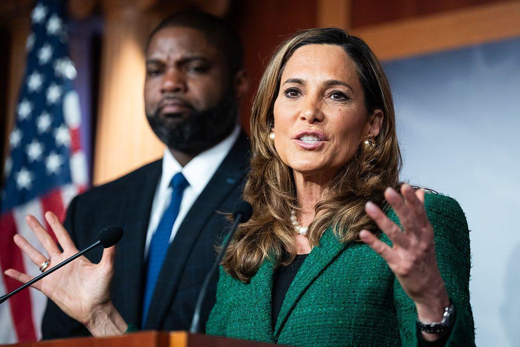 María Elvira Salazar habla frente a un micrófono. Detrás de ella se ve a Byron Donalds, el candidato republicano a la gobernación de Florida.