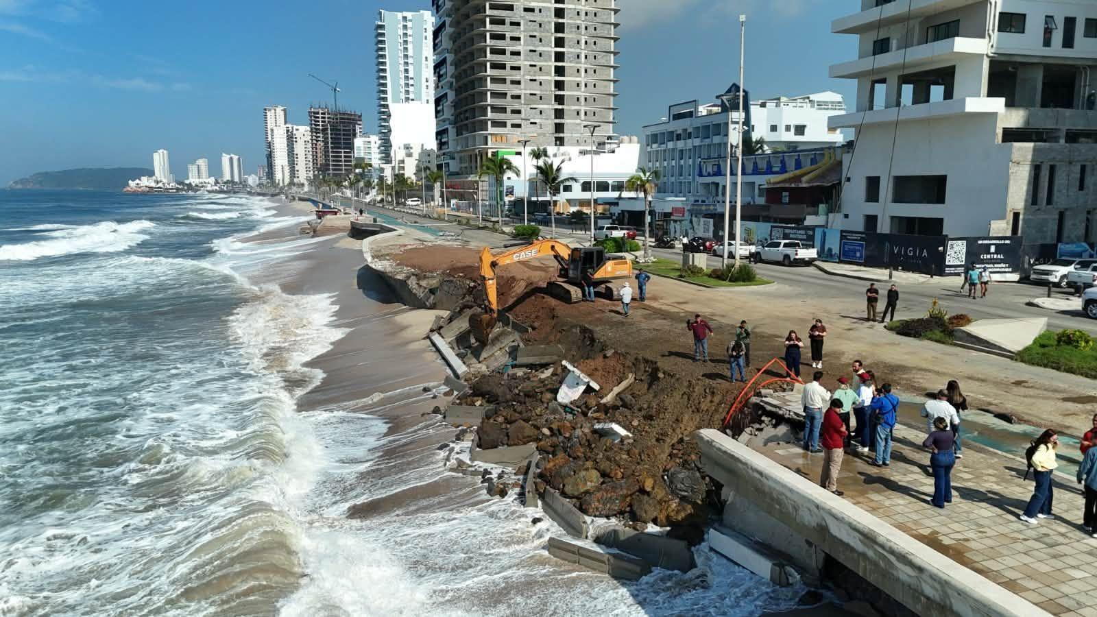 Una sección del malecón de Mazatlán destrozada por el oleaje