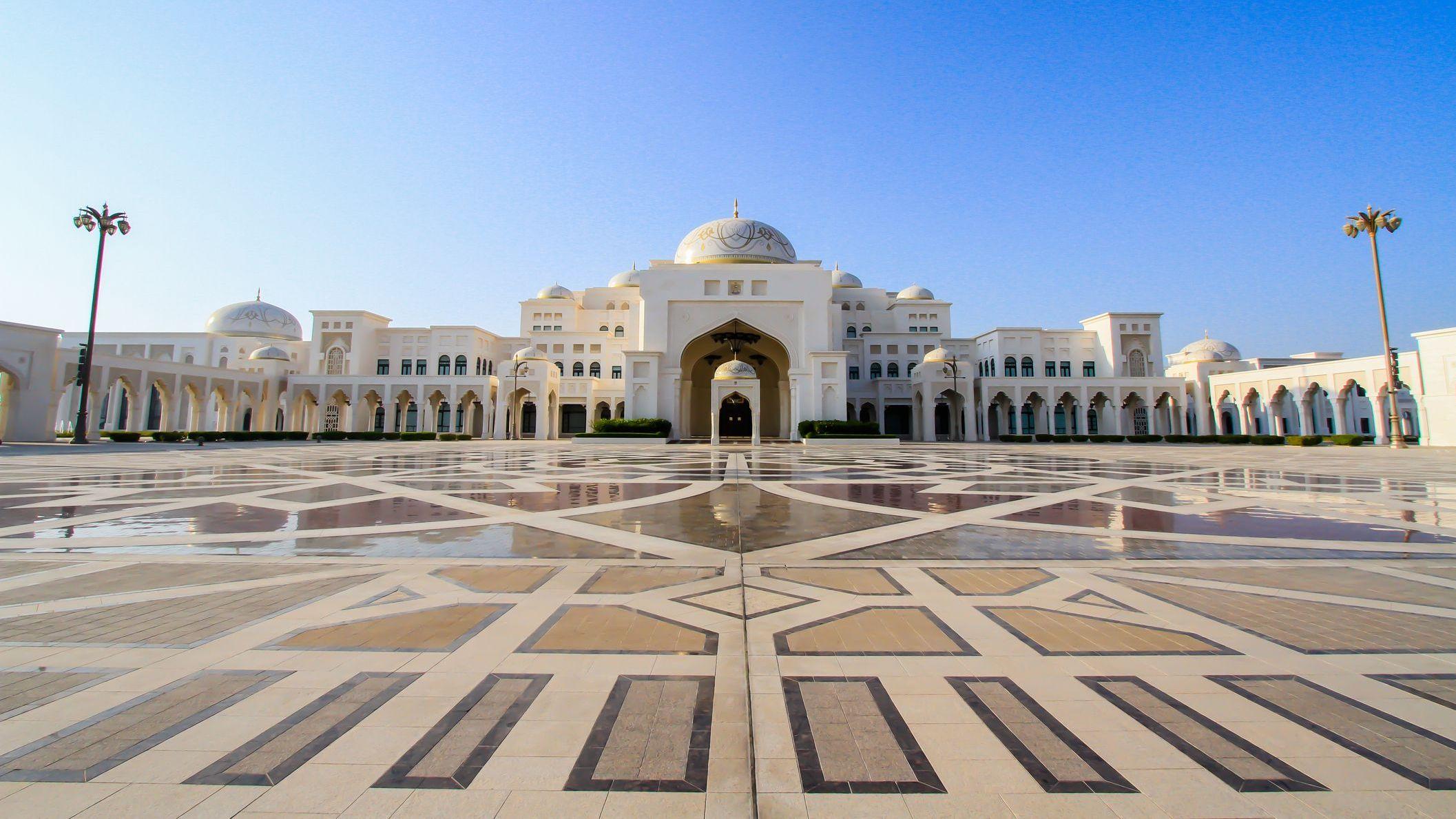 El palacio Qasr Al Watan, en Abu Dabi, bajo un cielo azul.