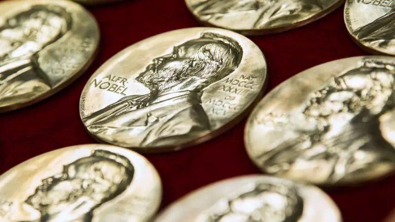Medallas con el perfil de Alfred Nobel. 