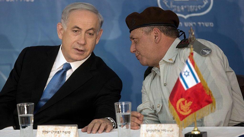 Eisenkot (a la derecha), con uniforme militar, aparece junto a Benjamin Netanyahu en una rueda de prensa en 2017.