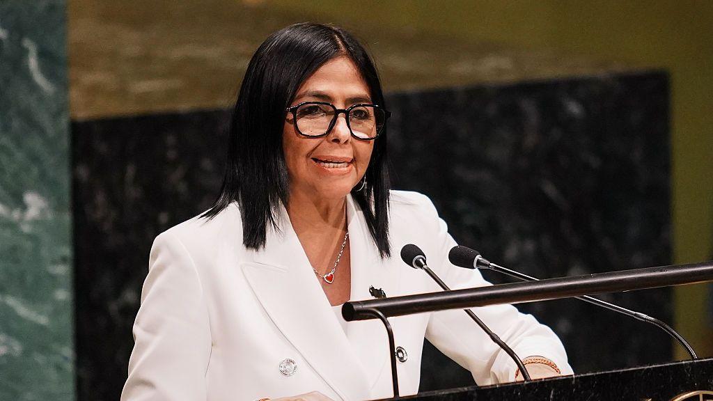 Delcy Rodríguez vestida con un traje blanco mientras pronuncia un discurso en la ONU.