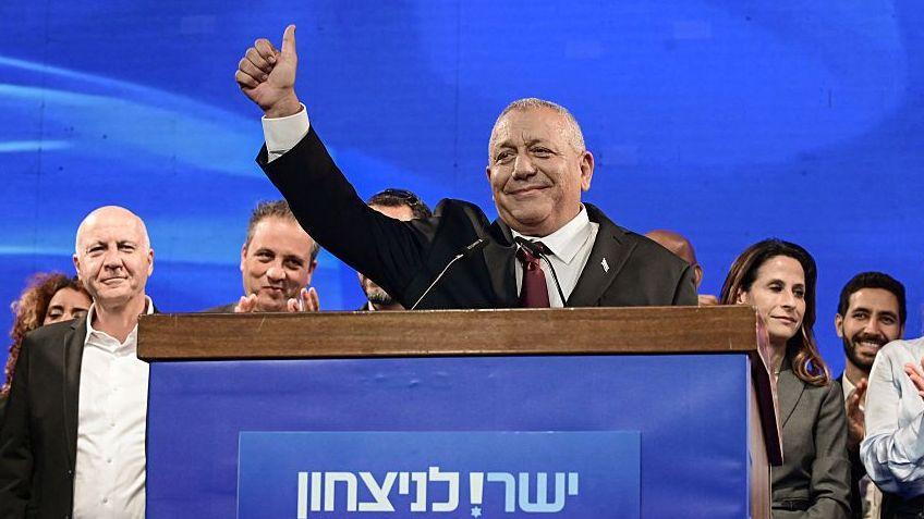 El exjefe militar israelí y líder del partido Yashar, Gadi Eisenkot, hace un gesto con la mano mientras se dirige a una congragación de seguidores la noche de las elecciones tras el anuncio de las primeras encuestas a boca de urna en Tel Aviv, Israel, a primera horas del 28 de octubre de 2026