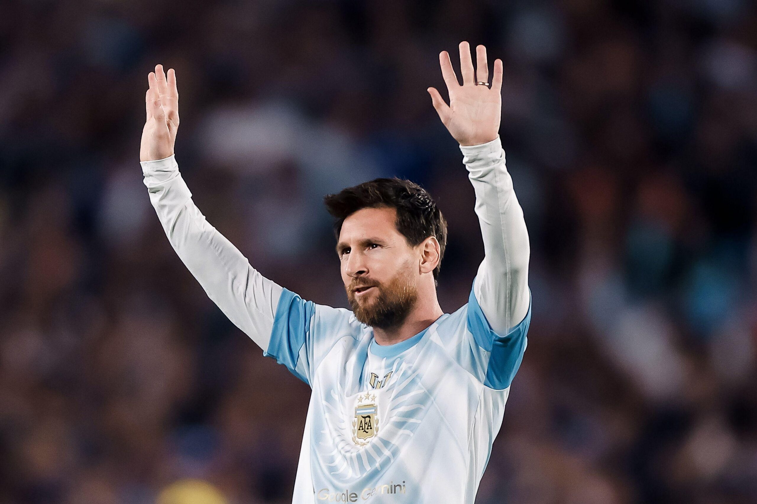 Messi saluda con la camisa conmemorativa