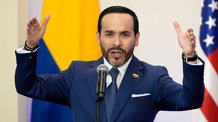 Abelardo de la Espriella levanta los brazos mientras da un discurso.