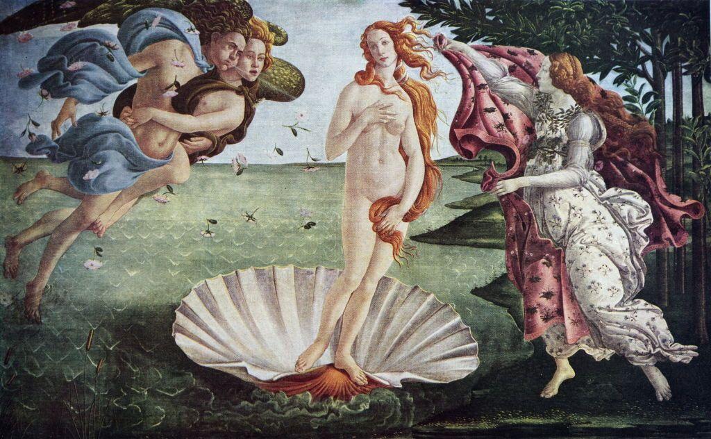 El nacimiento de Venus de Boticelli: Venus aparece desnuda en la mitad del cuadro con cabello largo y rubio. Esta desnuda y se cubre la pelvis con el cabello, mientras que con la otra mano se cubre un seno. Está parada sobre una una concha de almeja gigante que se erige sobre las aguas. Se le acerca una mujer con una tela roja a cubrirla mientras un hombre abrazado (Eolo) con una mujer, sopla hacia donde está Venus.