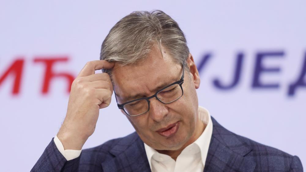 El candidato a primer ministro del Partido Progresista Serbio (SNS), Aleksandar Vucic, reacciona tras reconocer su derrota durante una rueda de prensa en la sede del partido en Belgrado, Serbia, el 25 de octubre de 2026. 