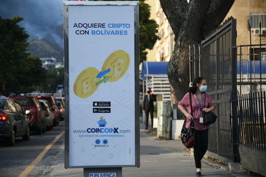 Un cartel con el símbolo de,l bitcoin.