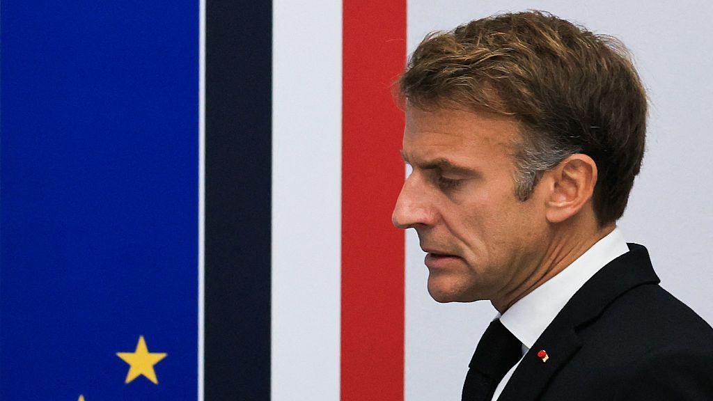 Primer plano del presidente francés Emmanuel Macron, tomado de perfil. Tiene el pelo corto y castaño, y viste camisa blanca, chaqueta negra y corbata.