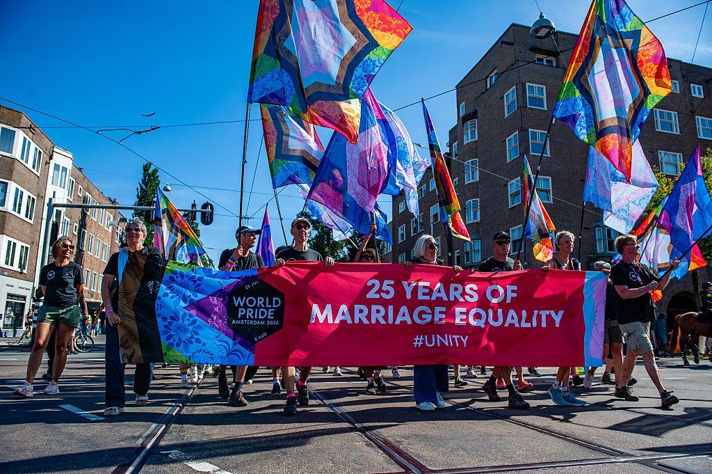 Una marcha del orgullo gay celebrando 25 años del matrimonio gay en Países Bajos.