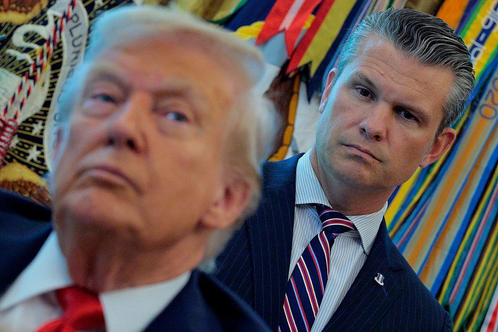Donald Trump, con Pete Heghset detrás de él
