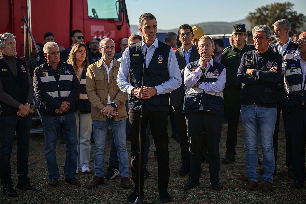 Pedro Sánchez en el lugar del accidente, con el presidente de la Comunidad de Castilla-La Mancha y otras personas.