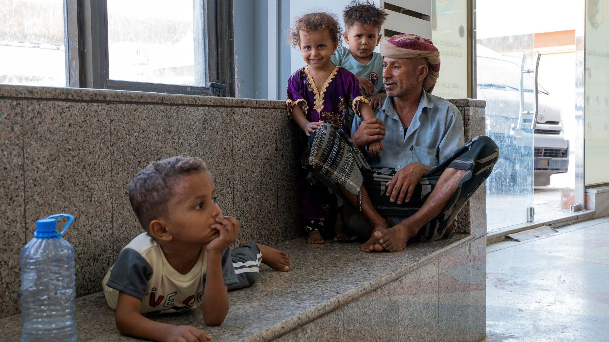 Bajash Ali Sagir Hassan (derecha) con sus hijos pequeños, en un hospital en Adén, Yemen.