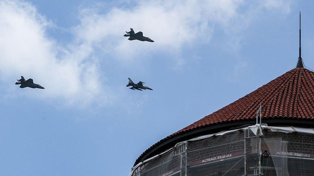 Cracovia, Polonia, mientras aviones de combate F-35 recién llegados sobrevuelan la ciudad el 12 de junio de 2026. 