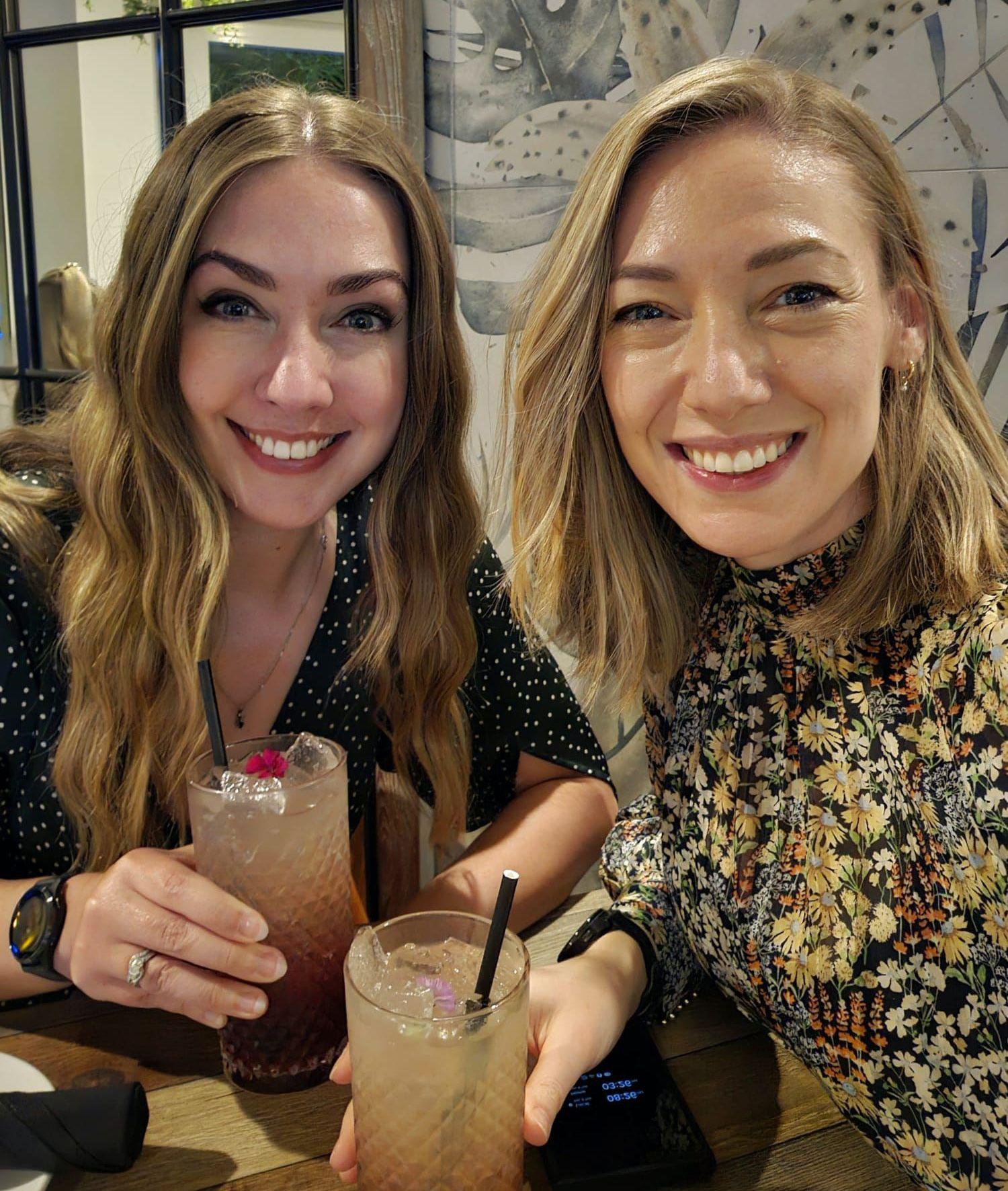 Una selfie de Charlotte y Becky sosteniendo cócteles y luciendo felices en una ocasión especial familiar. 