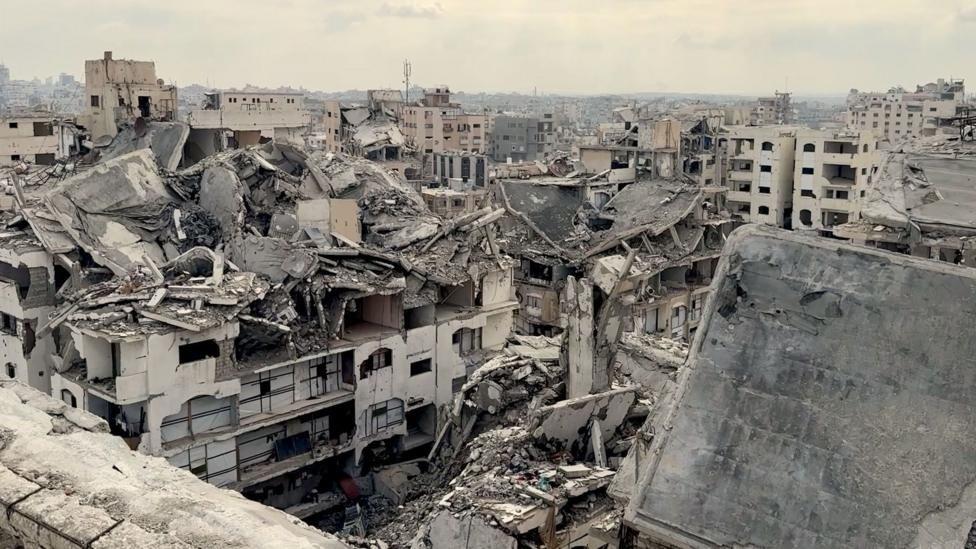 edificios destruidos y escombros. 