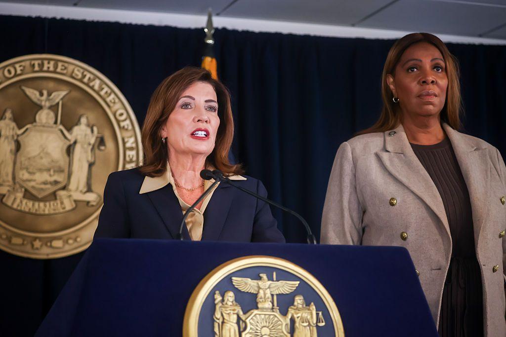 Kathy Hochul, gobernadora de Nueva York, habla desde un atril con el escudo del estado, junto a la fiscal general, Letitia James