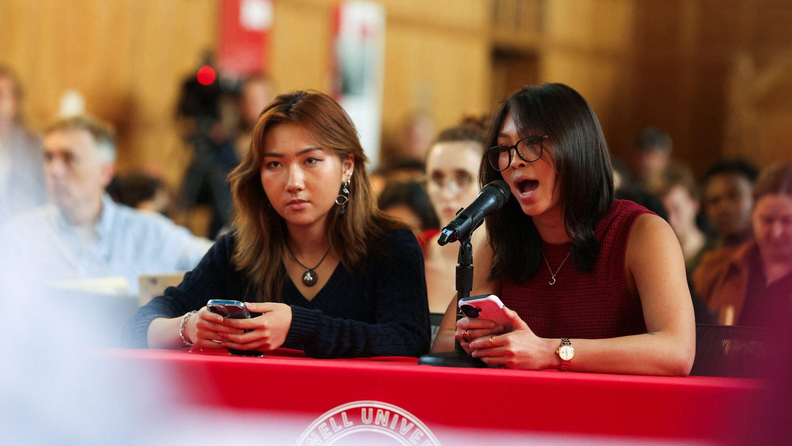 Varios estudiantes de Cornell durante un foro público en la Universidad