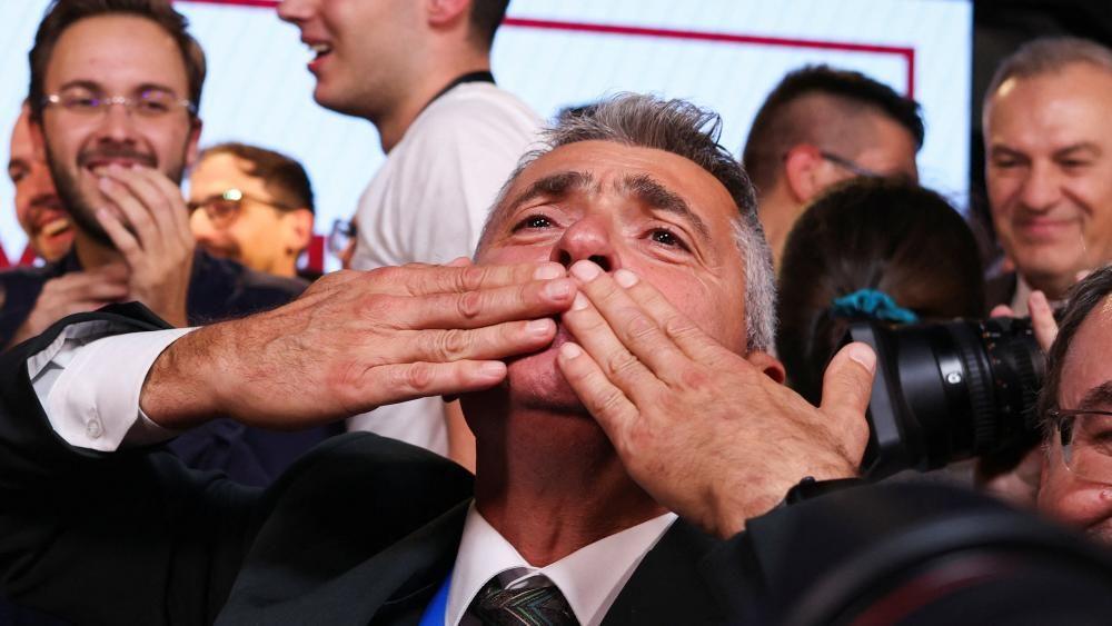 Ilija Srdanovic, primero en la lista electoral de la Lista Estudiantil, celebra en Belgrado. Foto: 26 de octubre de 2026.