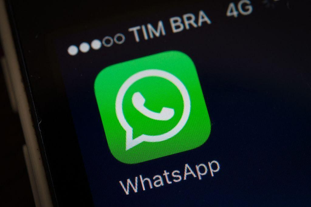 Un celular de Brasil con el logo verde de Whatsapp. 