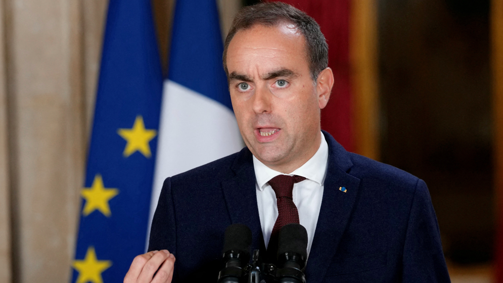 El primer ministro Sébastien Lecornu, vestido con un traje oscuro y de pie frente a las banderas de Francia y la UE, hace una declaración en París, Francia, el 7 de octubre de 2026.