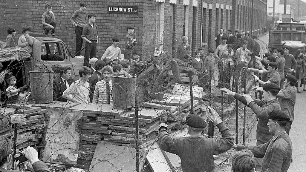 El ejército británico desarma una barricada en Belfast