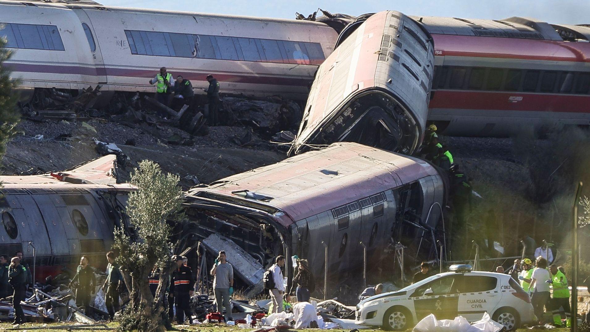 Cuál fue la posible causa del choque de trenes de alta velocidad que dejó al menos 68 muertos en España