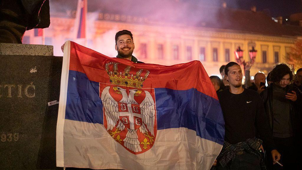 Un estudiante con la bandera de Serbia en las celebraciones