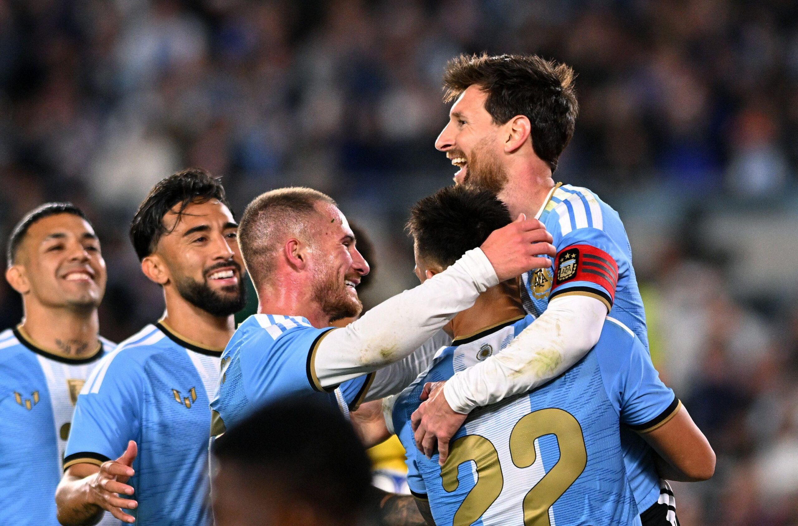 Messi celebra con sus compañeros.