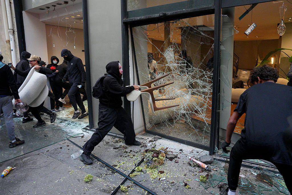 El gobierno de Francia decreta toques de queda parciales y condena a los “ladrones” y “delincuentes” detrás de los violentos disturbios del fin de semana