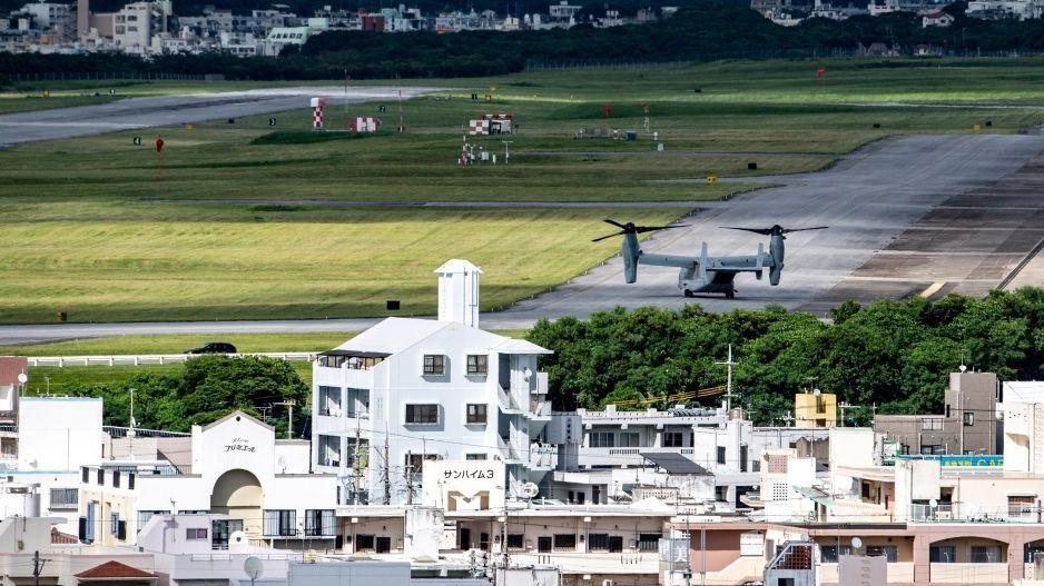 Esta foto, tomada el 23 de agosto de 2022, muestra un avión militar estadounidense Osprey (derecha) en la base aérea del Cuerpo de Marines de EE. UU. en Futenma, en el centro de la ciudad de Ginowan, prefectura de Okinawa.