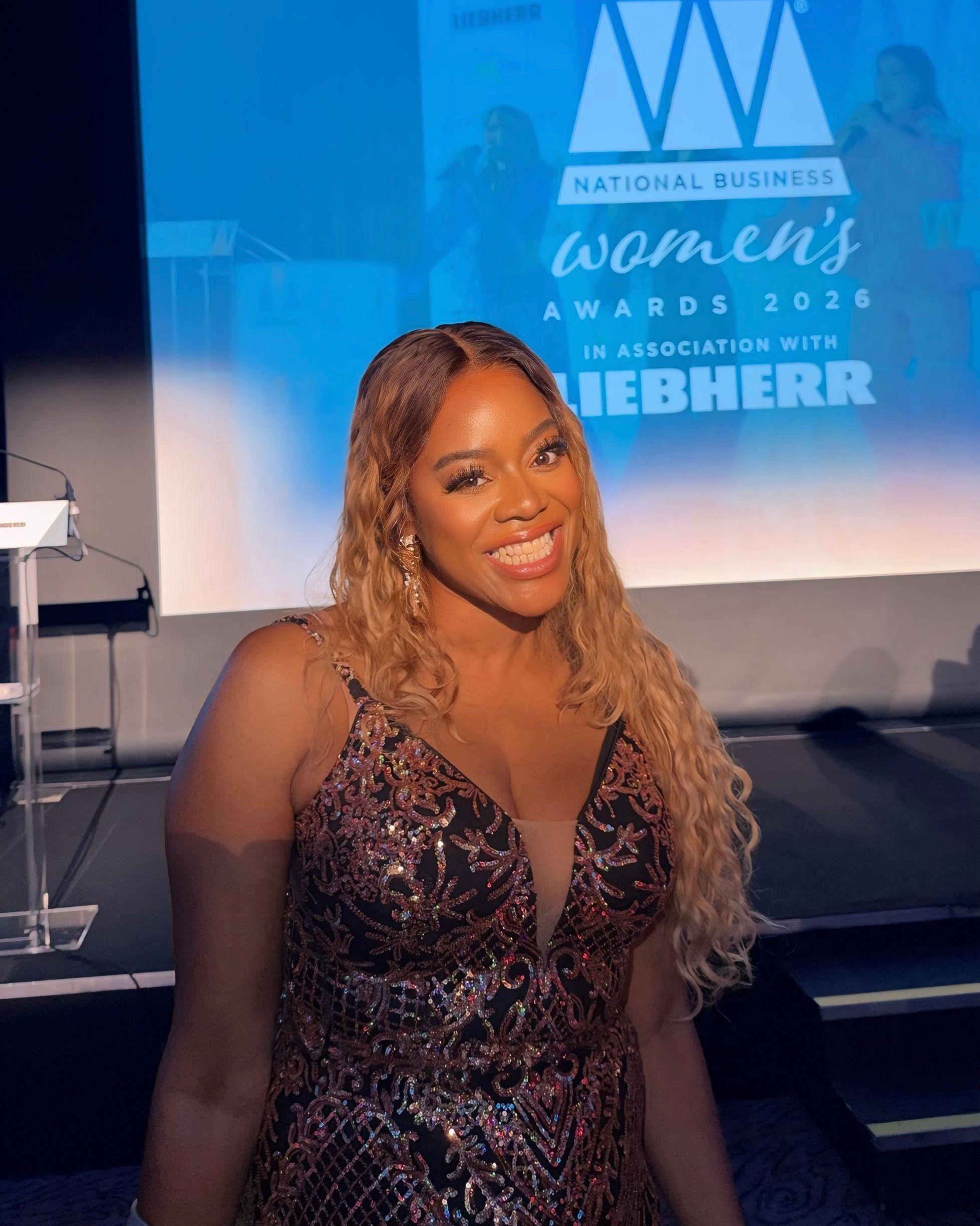 Antonia Okonma Shittu posa sonriente en un evento para emprendedores. 