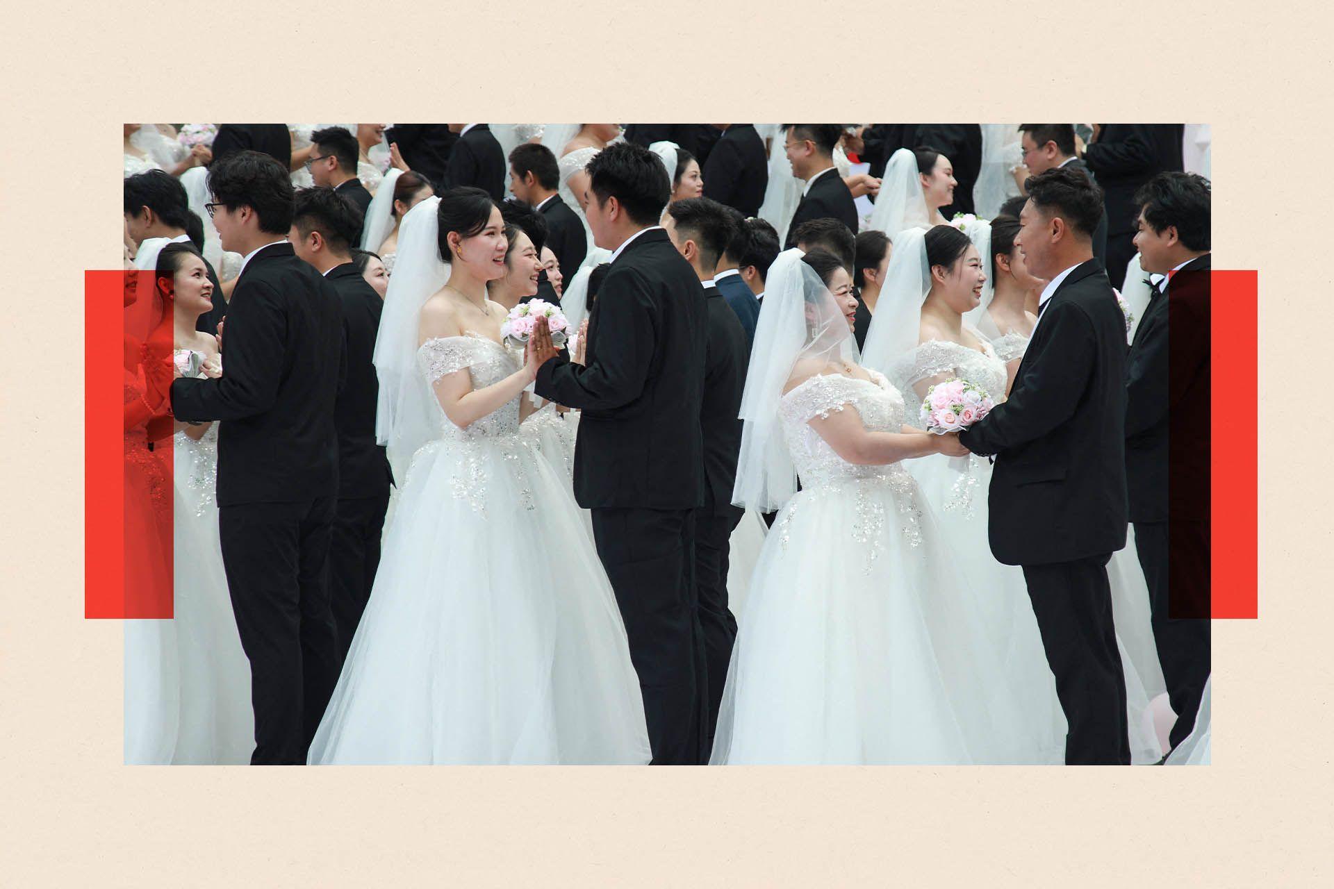 Una boda comunitaria con novias luciendo vestidos blancos y novios con trajes negros.