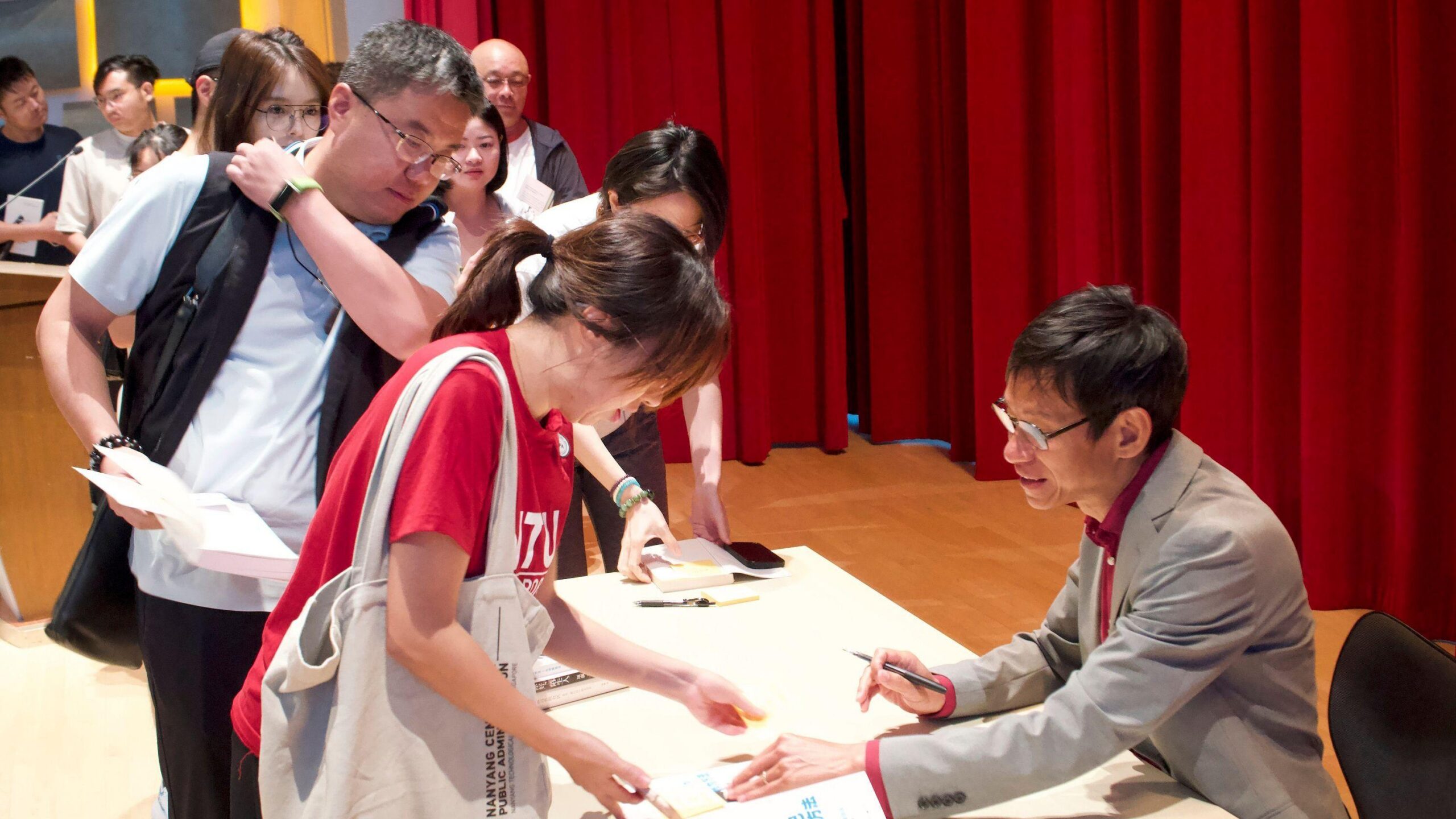 Biao Xiang dando su autógrafo.