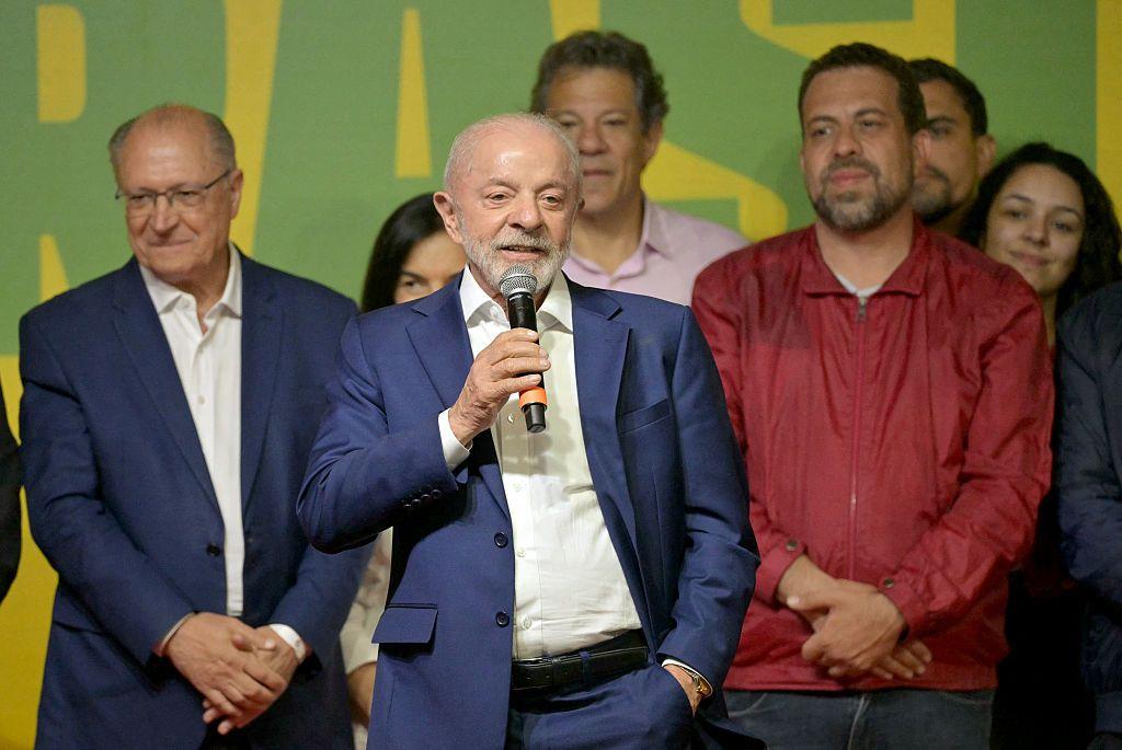 Cómo se compara Flávio Bolsonaro con su padre Jair y cuánto cambia el duelo con Lula por la presidencia de Brasil 4 años después