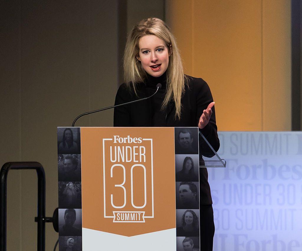 Elizabeth Homes habla en una cumbre de líderes menores de 30 años de la revista Forbes.