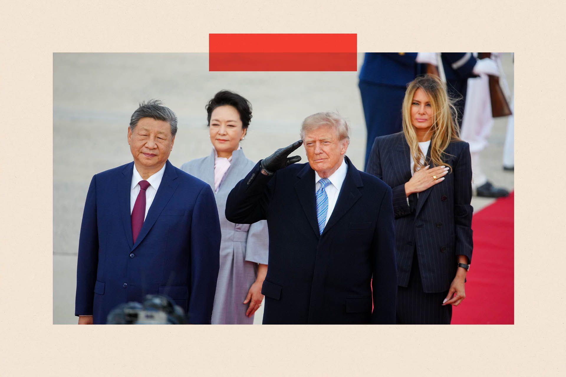 Donald Trump y Xi Jinping están de pie sobre una alfombra roja con sus esposas detrás. Ambos visten trajes oscuros. Trump está saludando.