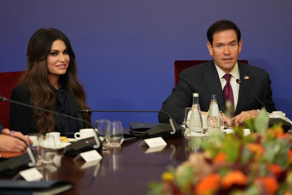 Kimberly Guilfoyle y Marco Rubio, sentados en una mesa