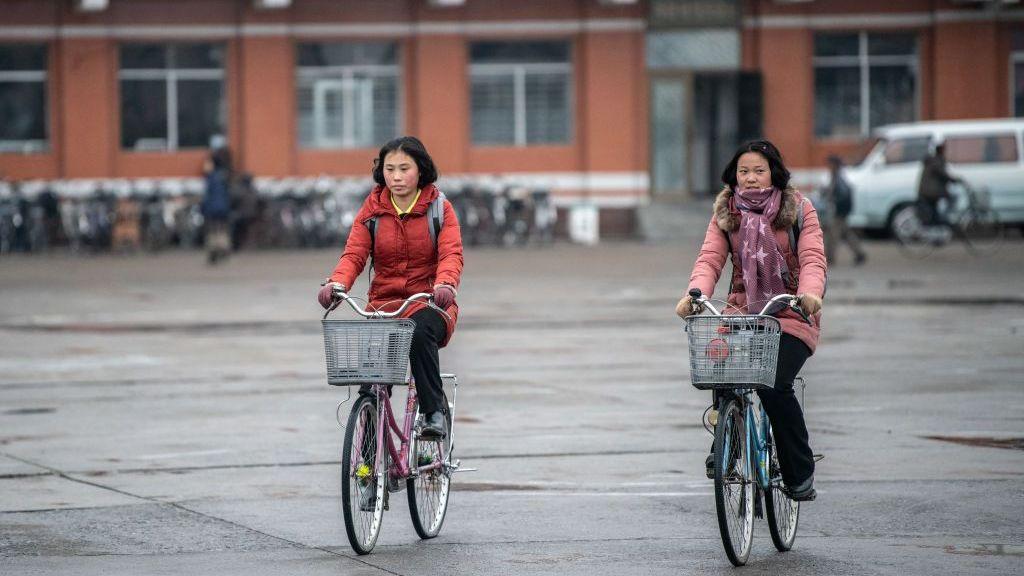Mujeres norcoreanas pasean en bicicleta por la plaza Hamhung el 3 de febrero de 2019 en Hamhung, Corea del Norte. 