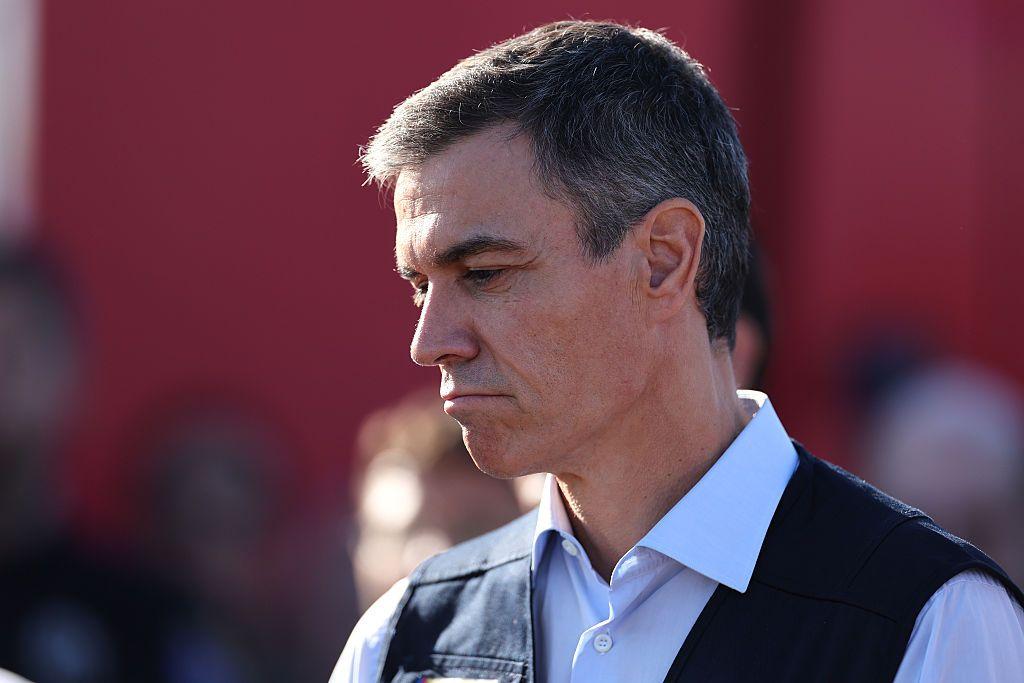 Pedro Sánchez, en primer plano, y con gesto apesadumbrado, en el lugar del accidente. 