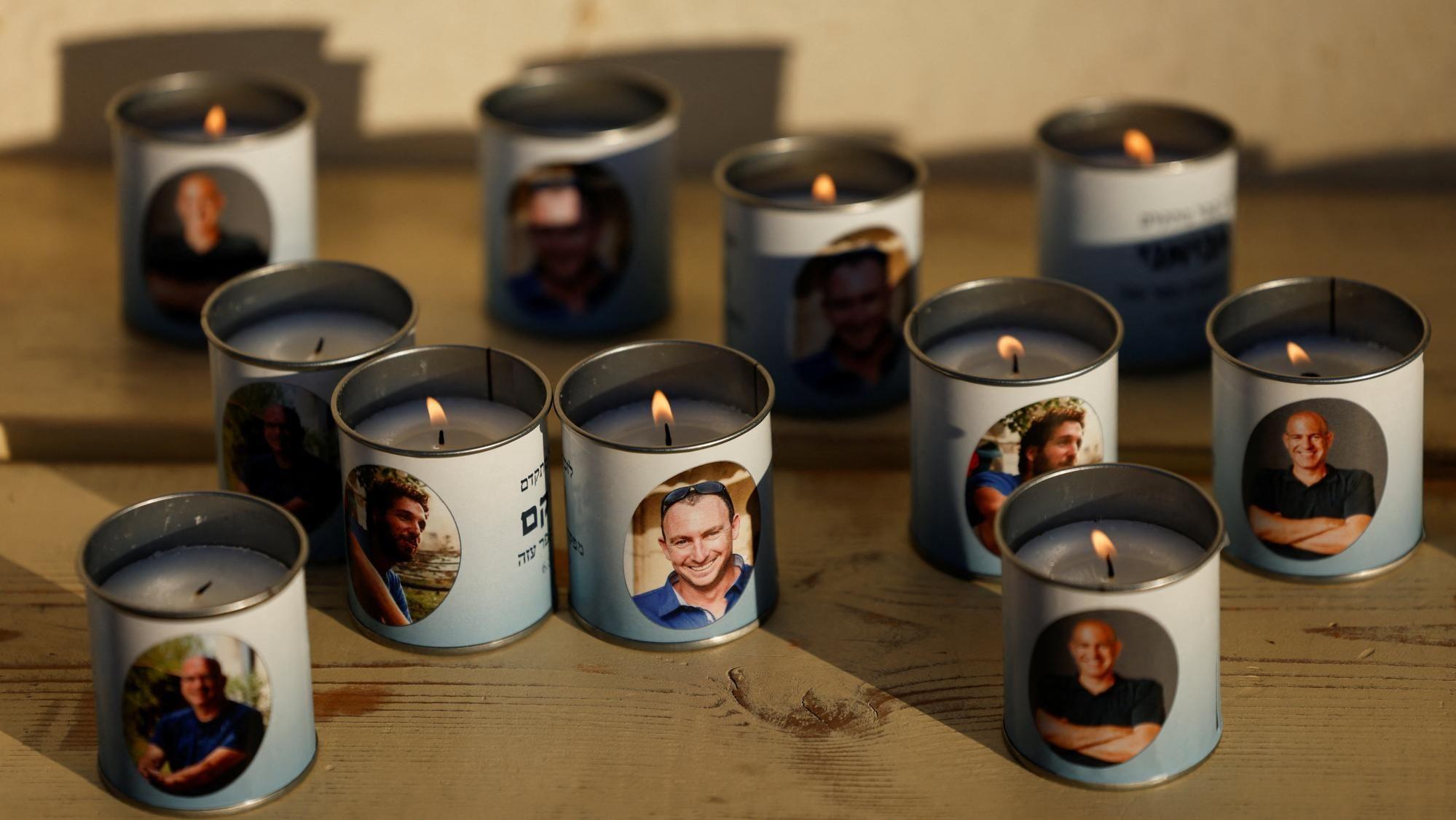 Velas en memoria de los fallecidos en el kibutz Kfar Aza, en el tercer aniversario del ataque liderado por Hamás contra Israel el 7 de octubre de 2023, en Kfar Aza, al sur de Israel (7 de octubre de 2026).